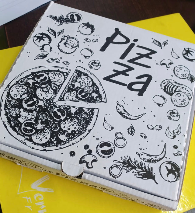 White pizza boxes with Italian closure measuring 24×24x3cm